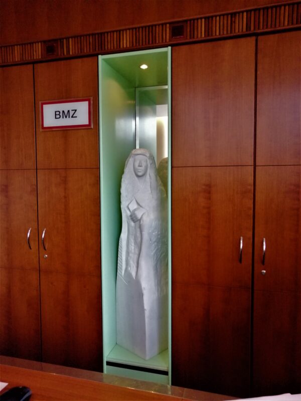 Frau mit Buch,Marmor,Marriot Gelsenkirchen